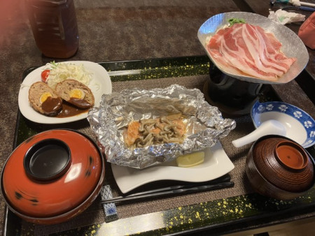 1日目夕食 肉も魚もある