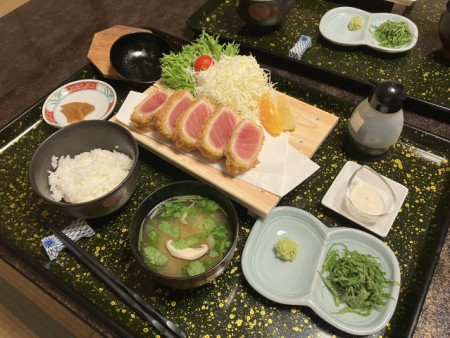 2日目昼は事前予約してたマグロカツ定食 マグロおいしかった