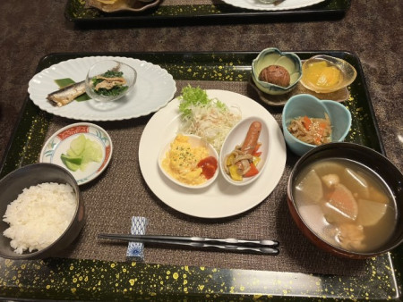 3日目朝ごはん なんか前日の夕飯で1品付け忘れたみたいで、それが朝にでてきた