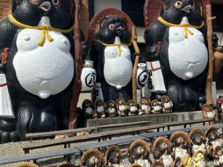 信楽焼のたぬきがいっぱい